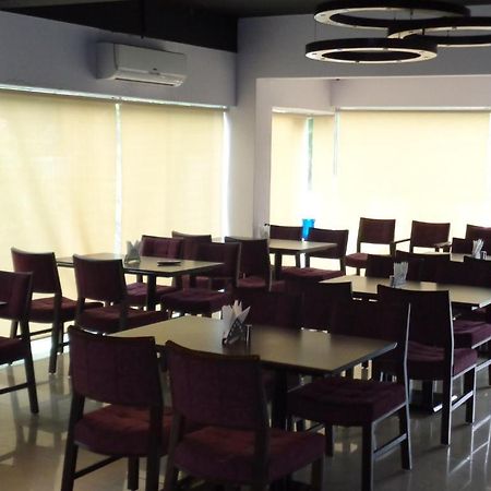 Oyster Airport Hotel Haiderabad Buitenkant foto