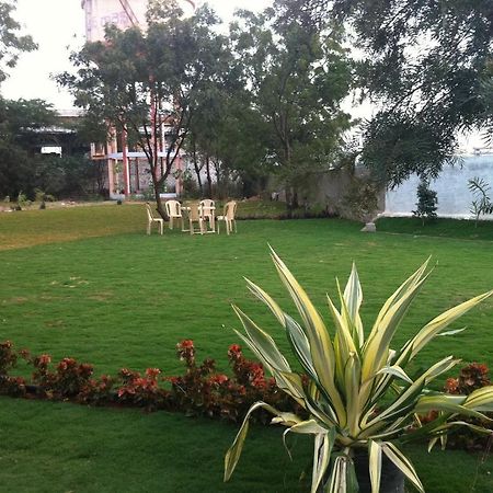 Oyster Airport Hotel Haiderabad Buitenkant foto
