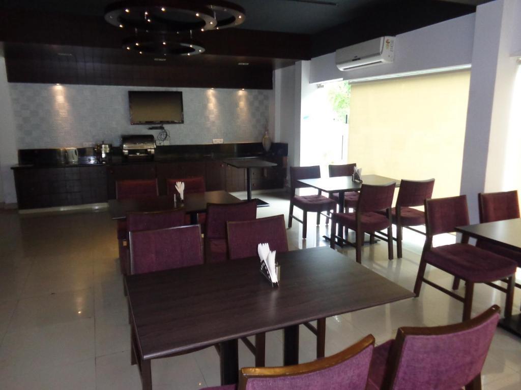 Oyster Airport Hotel Haiderabad Buitenkant foto