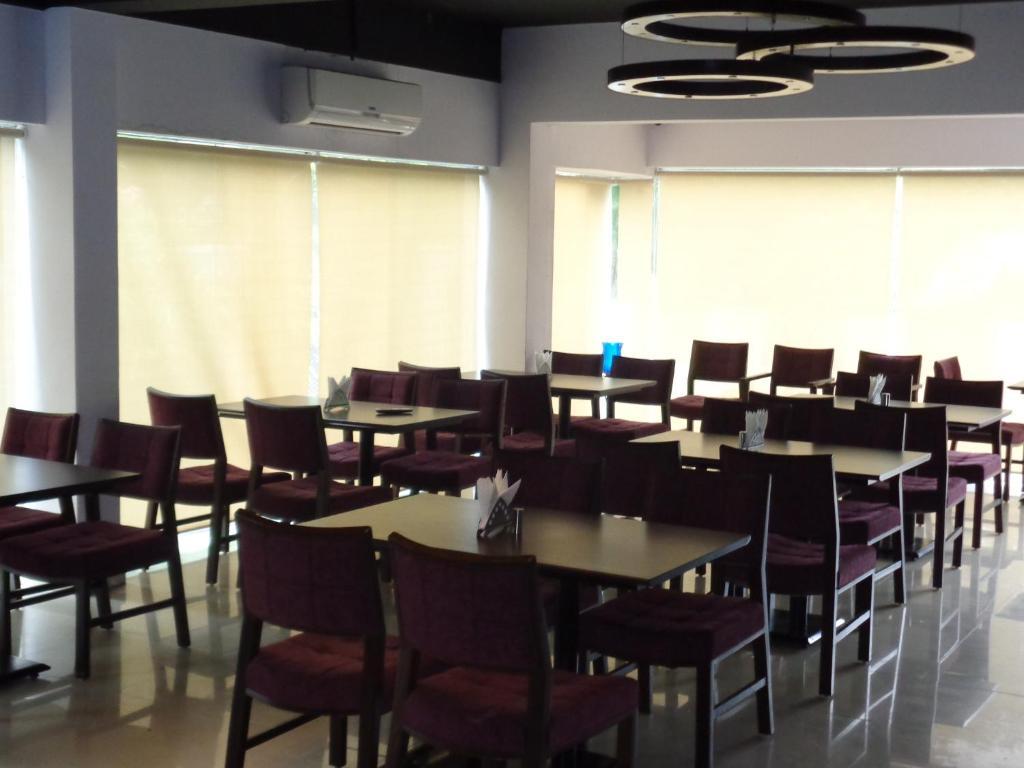 Oyster Airport Hotel Haiderabad Buitenkant foto
