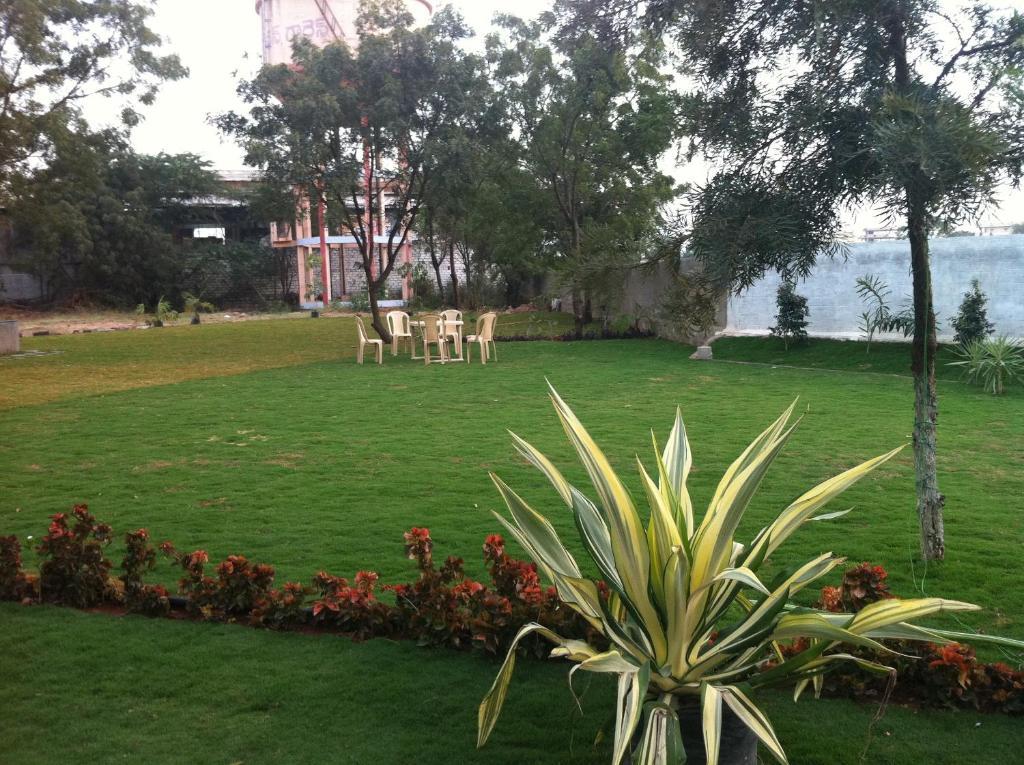 Oyster Airport Hotel Haiderabad Buitenkant foto